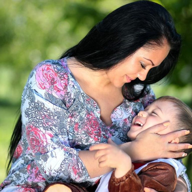 Family-hug-51896be3090943149cf1560e15a10a99