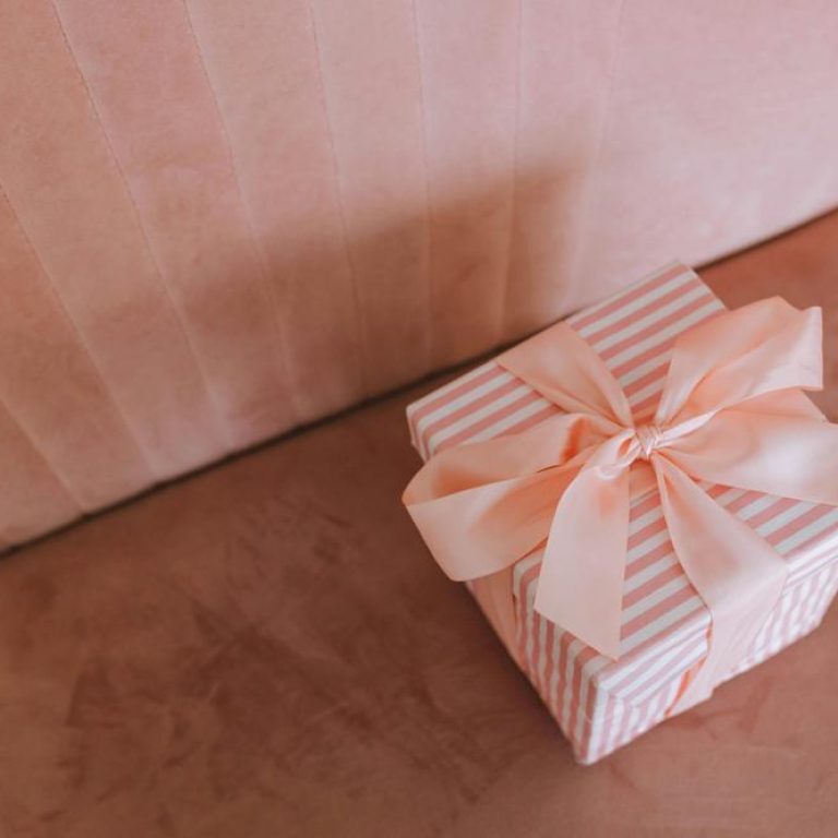 Gift-box-00333518ef684f749b279286c1068921
